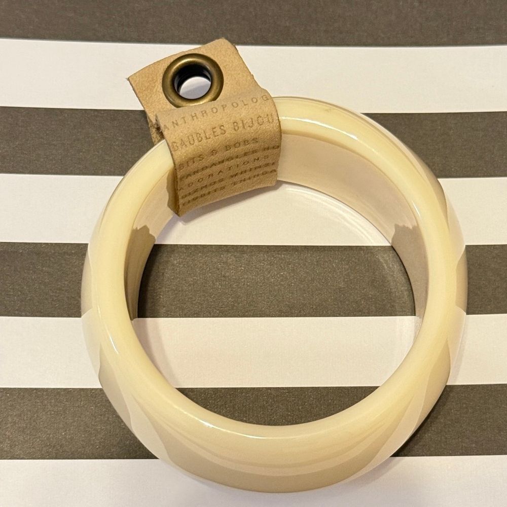 ANTHROPOLOGIE Cream Resin Asymmetrical Statement Bangle |
NWT